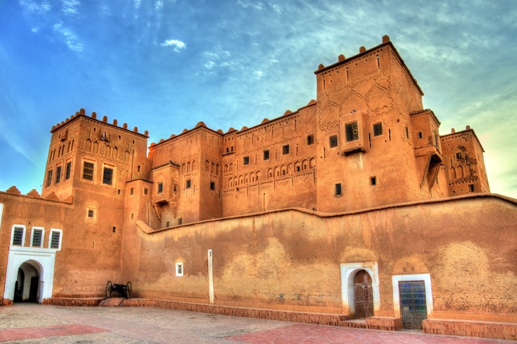Den historiske Taourirt Kasbah i Ouarzazate, Marokko - en imponerende lerfortress og nationalt vartegn i ørkenen