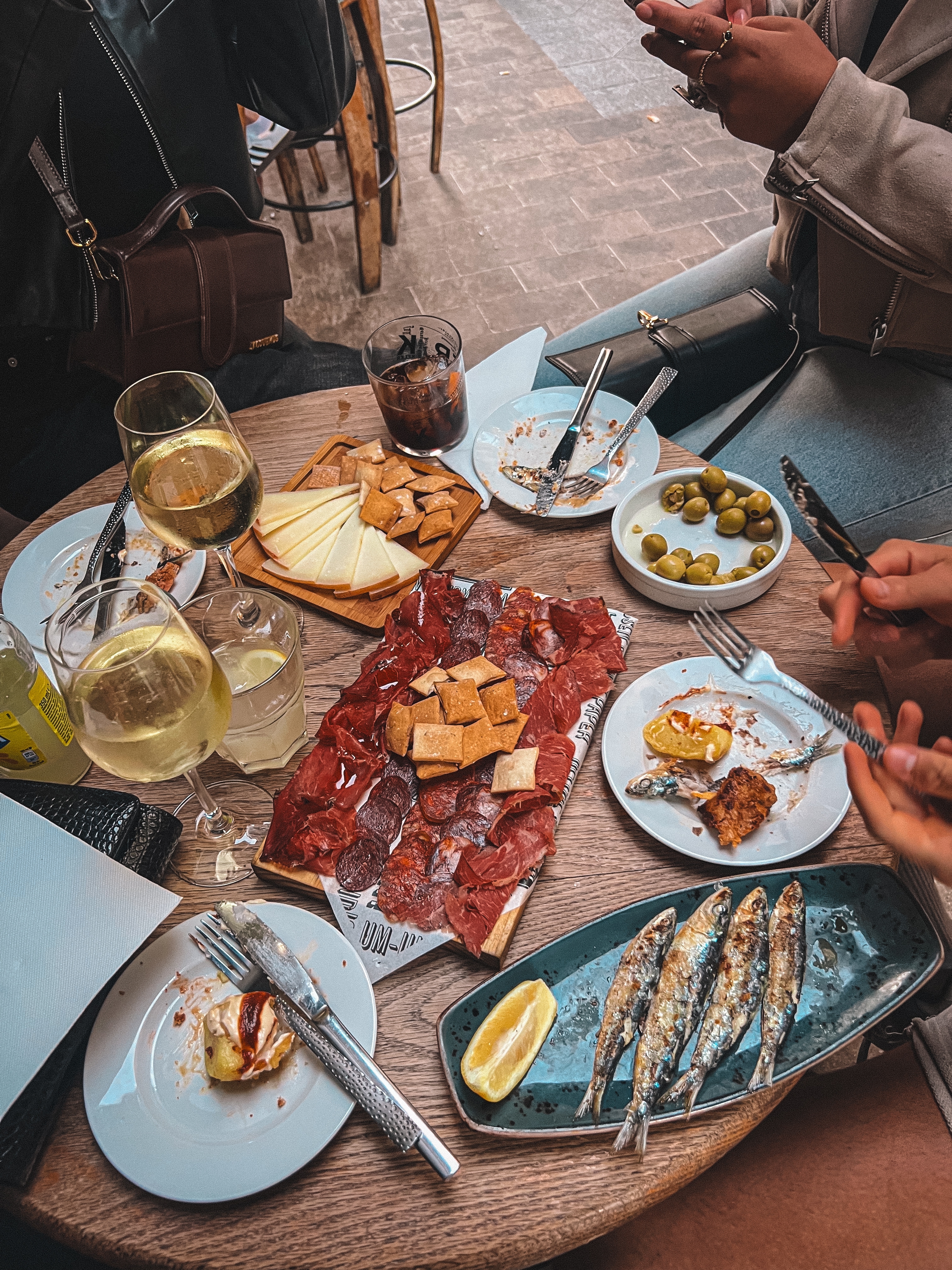 Lækkert udvalg af traditionelle spanske tapas med skinke, ost, oliven og brød, serveret med cava og nydt i selskab med venner under en gastronomisk oplevelse i Zaragoza