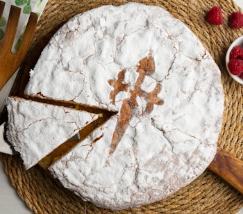 Traditionel Tarta de Santiago mandelkage fra Galicien med det ikoniske Jakobskors i flormelis, en klassisk dessert for pilgrimme på Caminoen