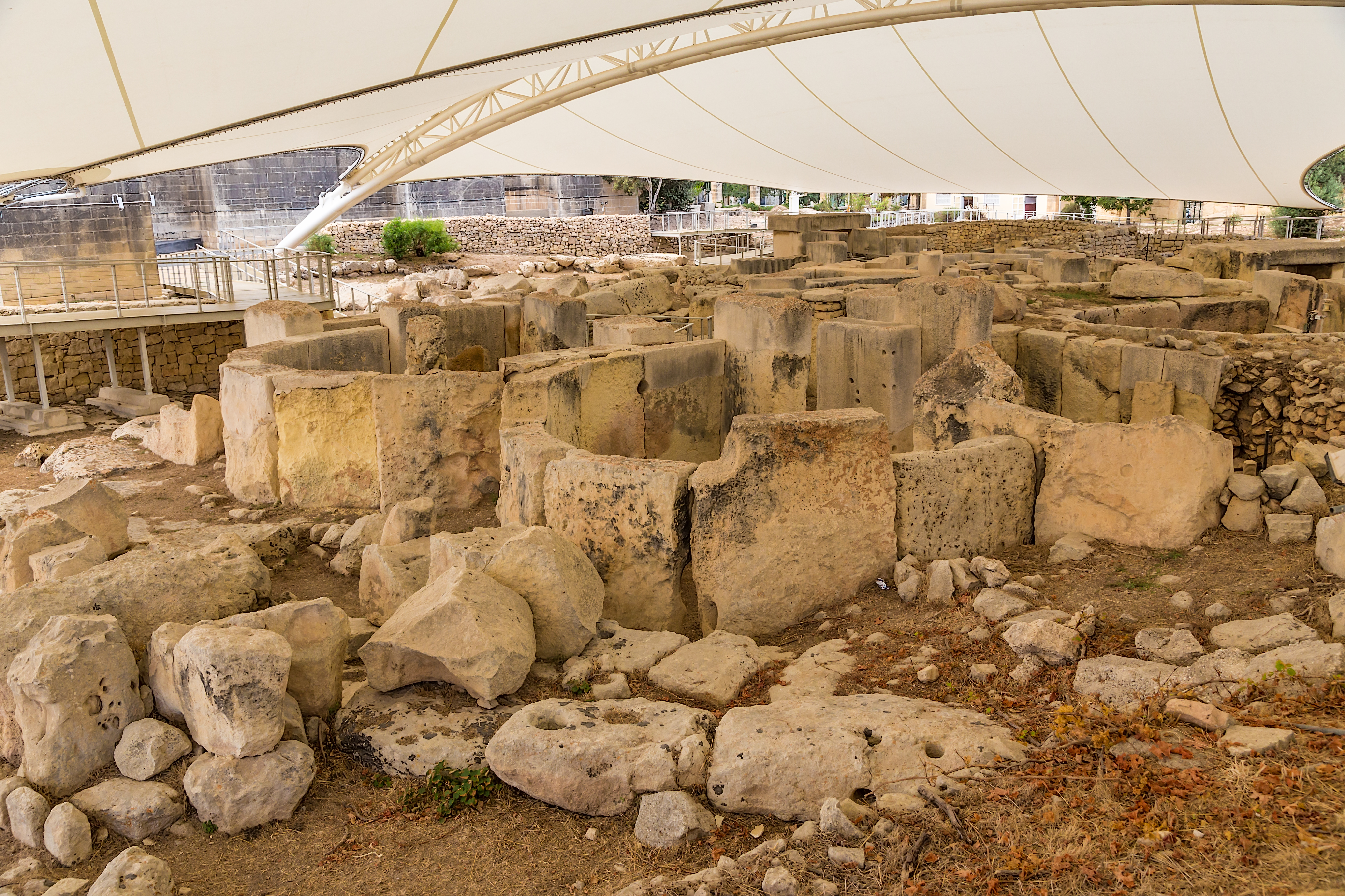 Tarxien Templerne på Malta - UNESCO verdensarvssted med neolitiske stenruiner under beskyttelsestelt