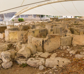 Tarxien Templerne på Malta - UNESCO verdensarvssted med neolitiske stenruiner under beskyttelsestelt