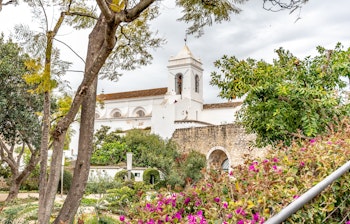 Historiske Castelo de Tavira med smukke haver og gamle bymure i hjertet af Algarves charmerende kystby i Portugal