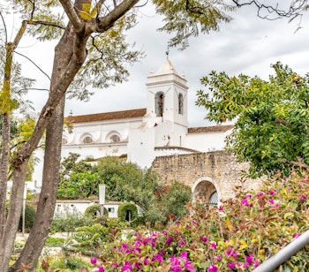 Historiske Castelo de Tavira med smukke haver og gamle bymure i hjertet af Algarves charmerende kystby i Portugal