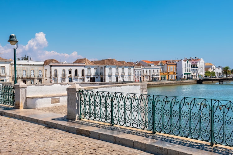 Panoramaudsigt over den historiske by Tavira med traditionel portugisisk arkitektur set fra den romerske bro over Gilão-floden i Algarve, Portugal