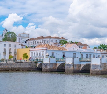 Panoramaudsigt over den historiske by Tavira med traditionel arkitektur langs Gilao-floden i Algarve, Portugal