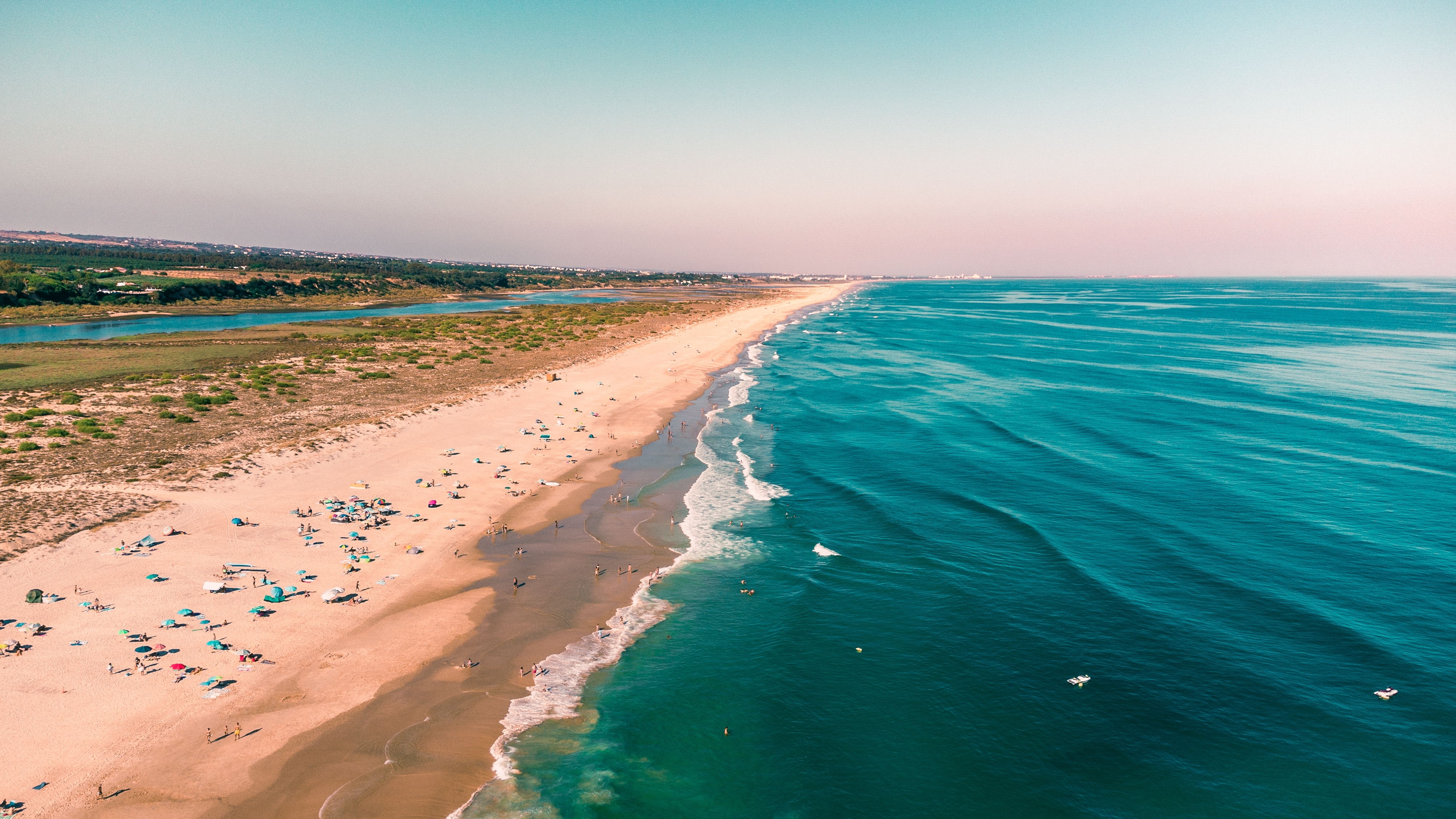 Luftfoto af Tavira strand i Portugal med turkisblåt vand og gylden sandkyst