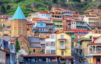 Charmerende farverige huse med udskårne træbalkoner i Tbilisis historiske gamle bydel, der viser Georgiens unikke arkitektoniske arv
