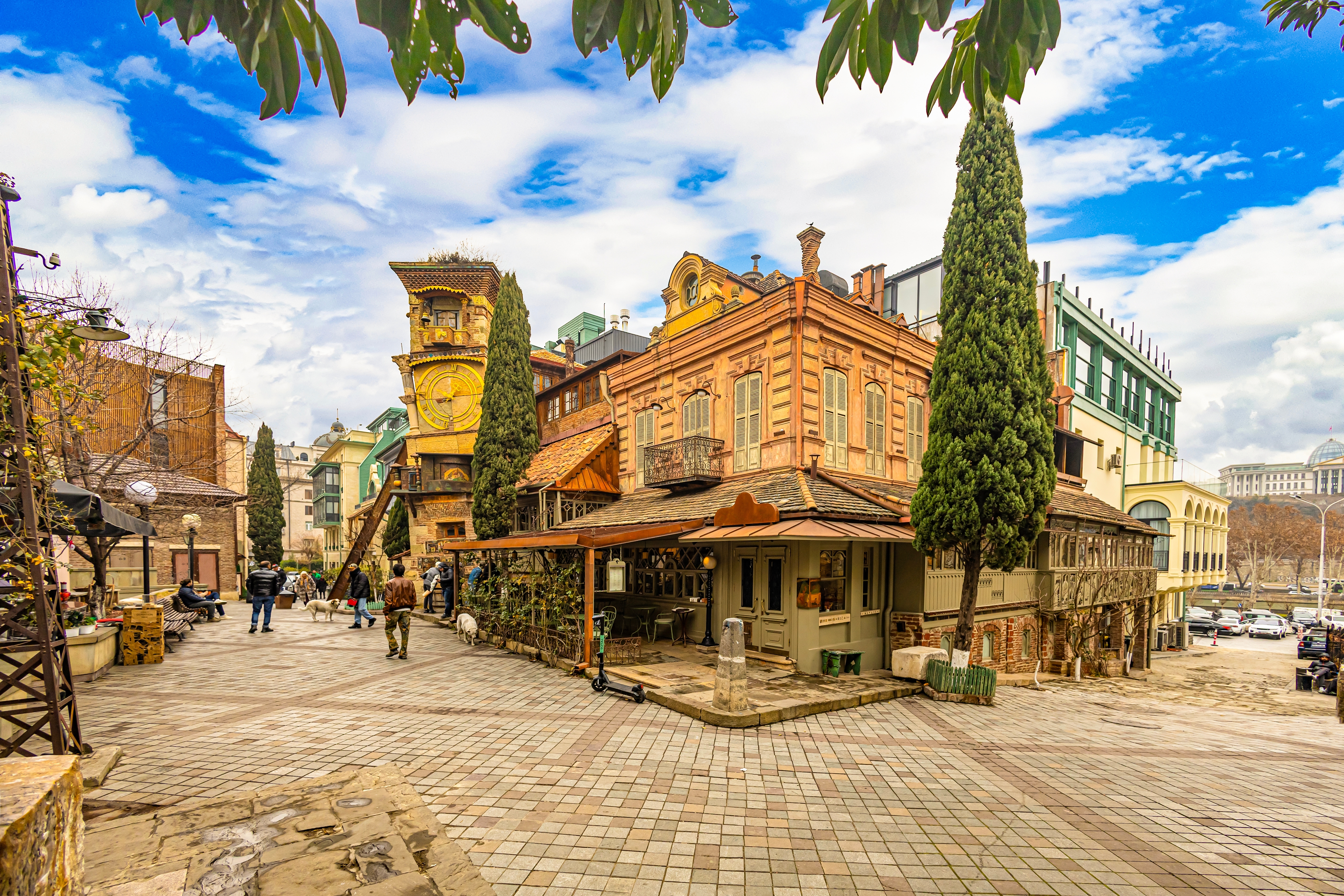 Charmerende historiske gader i Tbilisis gamle bydel med traditionel georgisk arkitektur, træbalkoner og smalle stræder, der afspejler den rige kulturarv i Georgiens hovedstad