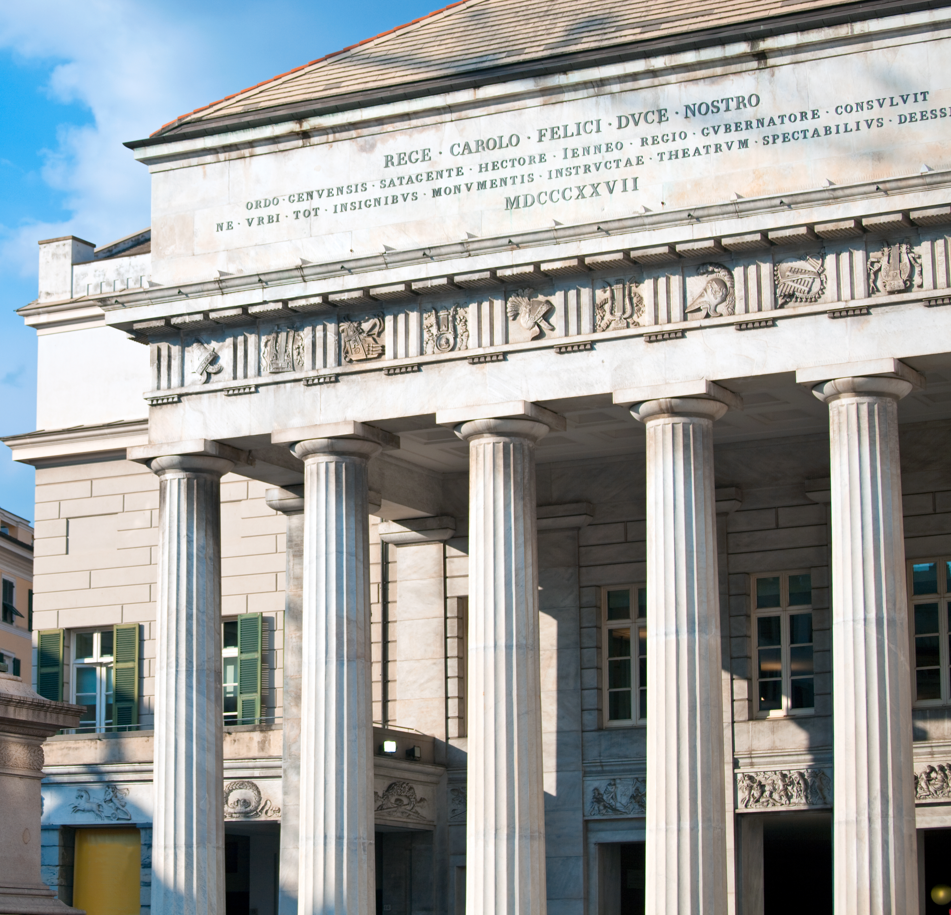 Det historiske Teatro Carlo Felice operahus med klassiske søjler i Genova, Italien