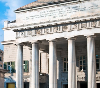Det historiske Teatro Carlo Felice operahus med klassiske søjler i Genova, Italien