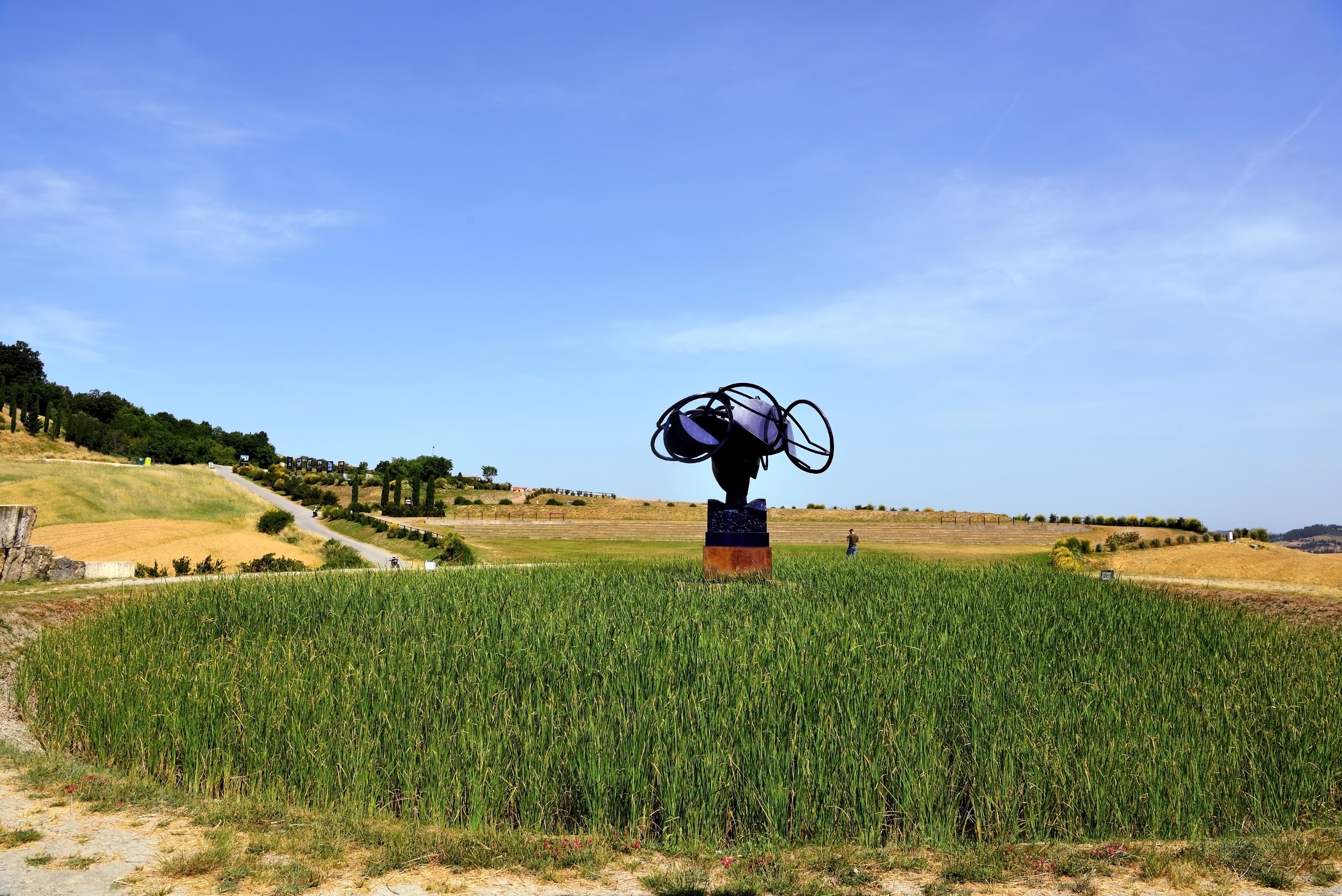 Det imponerende Teatro del Silenzio (Stilhedens Teater) i Lajatico, Toscana, hvor Andrea Bocelli afholder sin årlige koncert i dette unikke amfiteater bygget ind i den naturlige bakke i det maleriske toscanske landskab