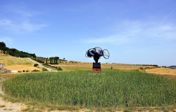 Det imponerende Teatro del Silenzio (Stilhedens Teater) i Lajatico, Toscana, hvor Andrea Bocelli afholder sin årlige koncert i dette unikke amfiteater bygget ind i den naturlige bakke i det maleriske toscanske landskab