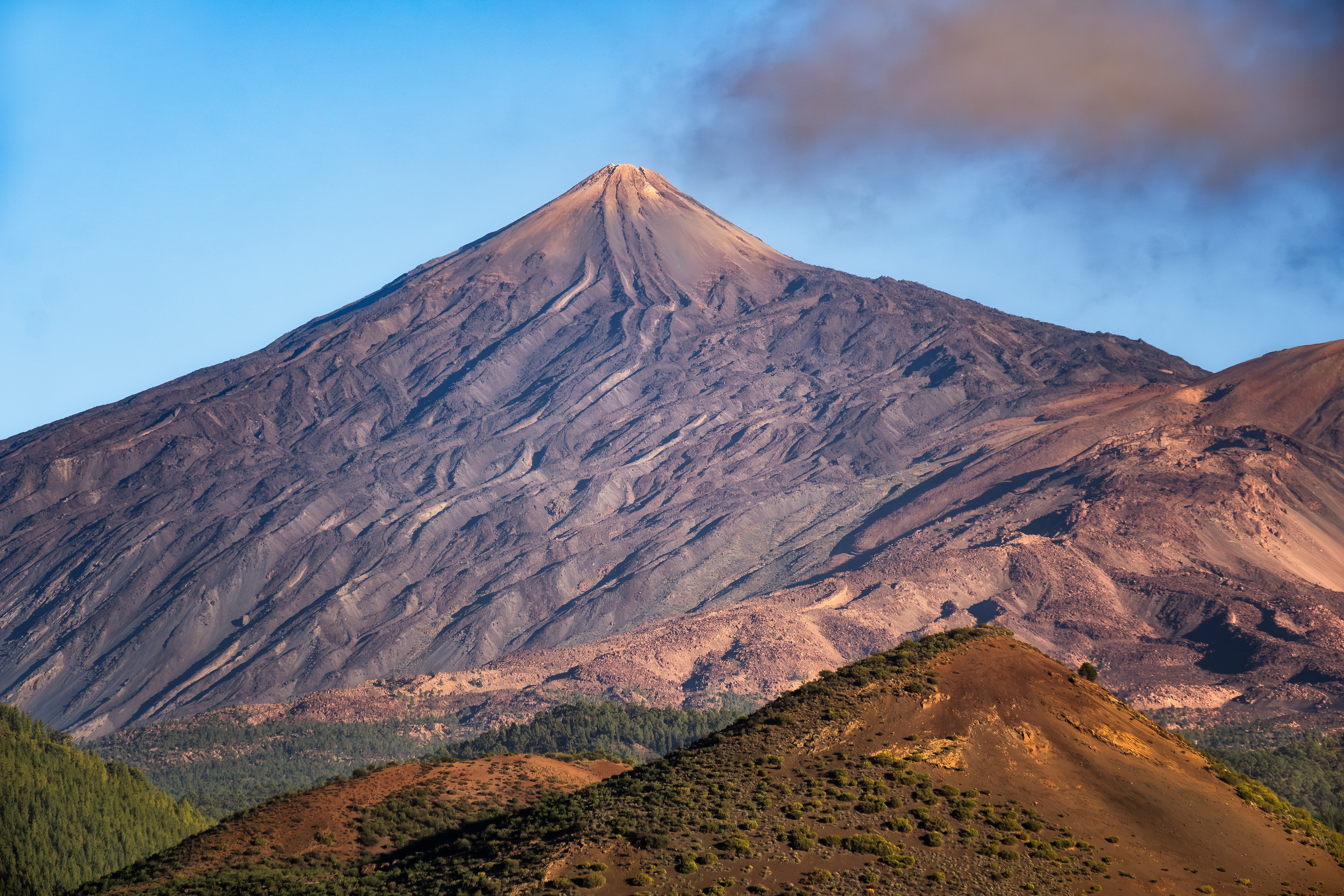 Majestætisk udsigt over vulkanen Teide på Tenerife, der rejser sig over det golde vulkanske landskab - Spaniens højeste bjerg og det ikoniske vartegn for de Kanariske Øer