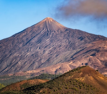 Majestætisk udsigt over vulkanen Teide på Tenerife, der rejser sig over det golde vulkanske landskab - Spaniens højeste bjerg og det ikoniske vartegn for de Kanariske Øer