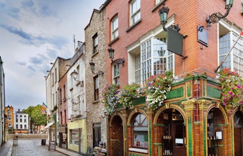 Charmerende og farverig gade i Temple Bar-kvarteret i Dublin - Irlands mest kendte pub-distrikt