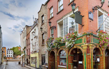 Charmerende og farverig gade i Temple Bar-kvarteret i Dublin - Irlands mest kendte pub-distrikt