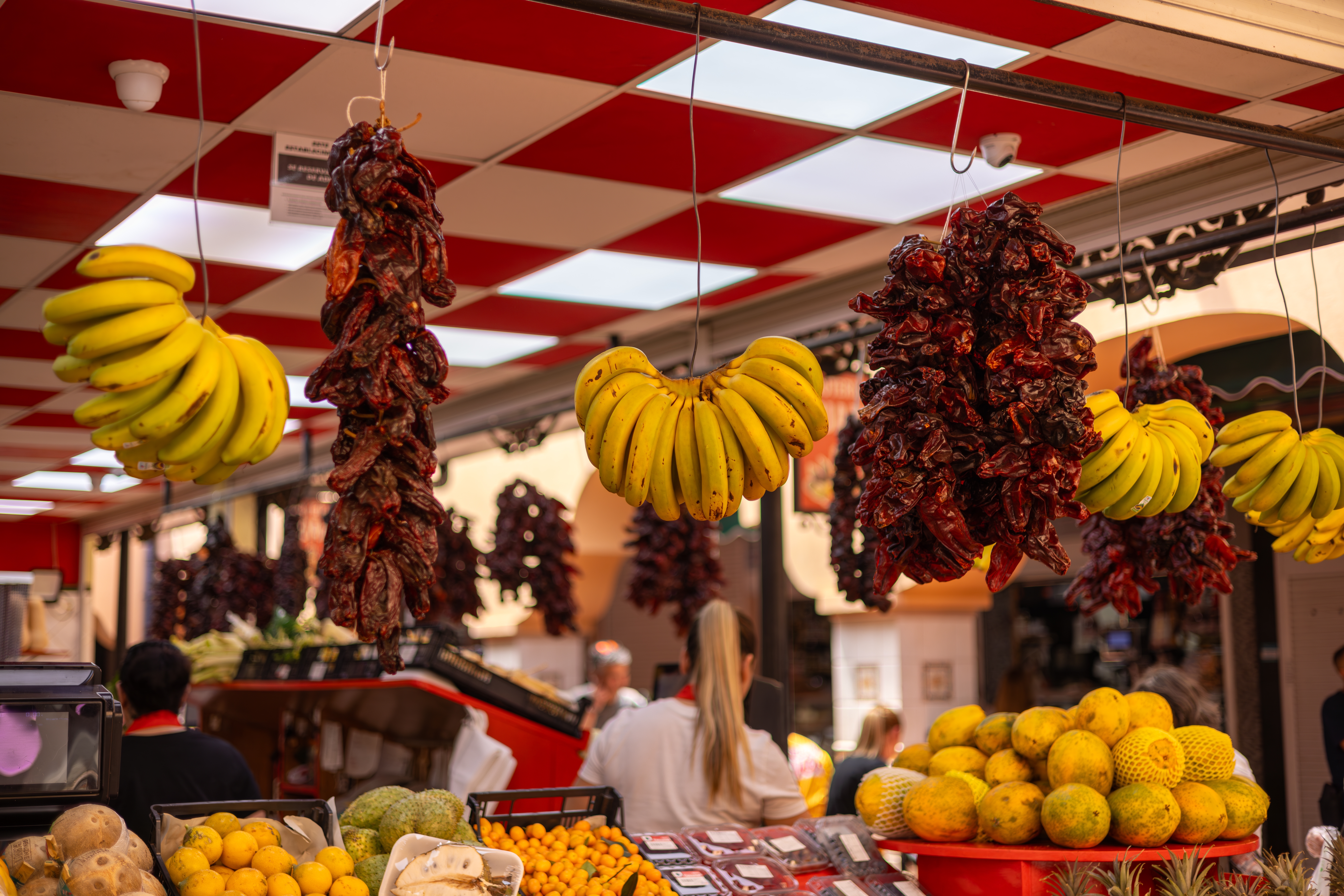 Farverig opstilling af friske lokale frugter og grøntsager på det traditionelle bondemarked i Santa Cruz de Tenerife på De Kanariske Øer