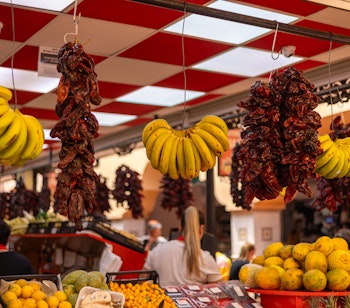 Farverig opstilling af friske lokale frugter og grøntsager på det traditionelle bondemarked i Santa Cruz de Tenerife på De Kanariske Øer