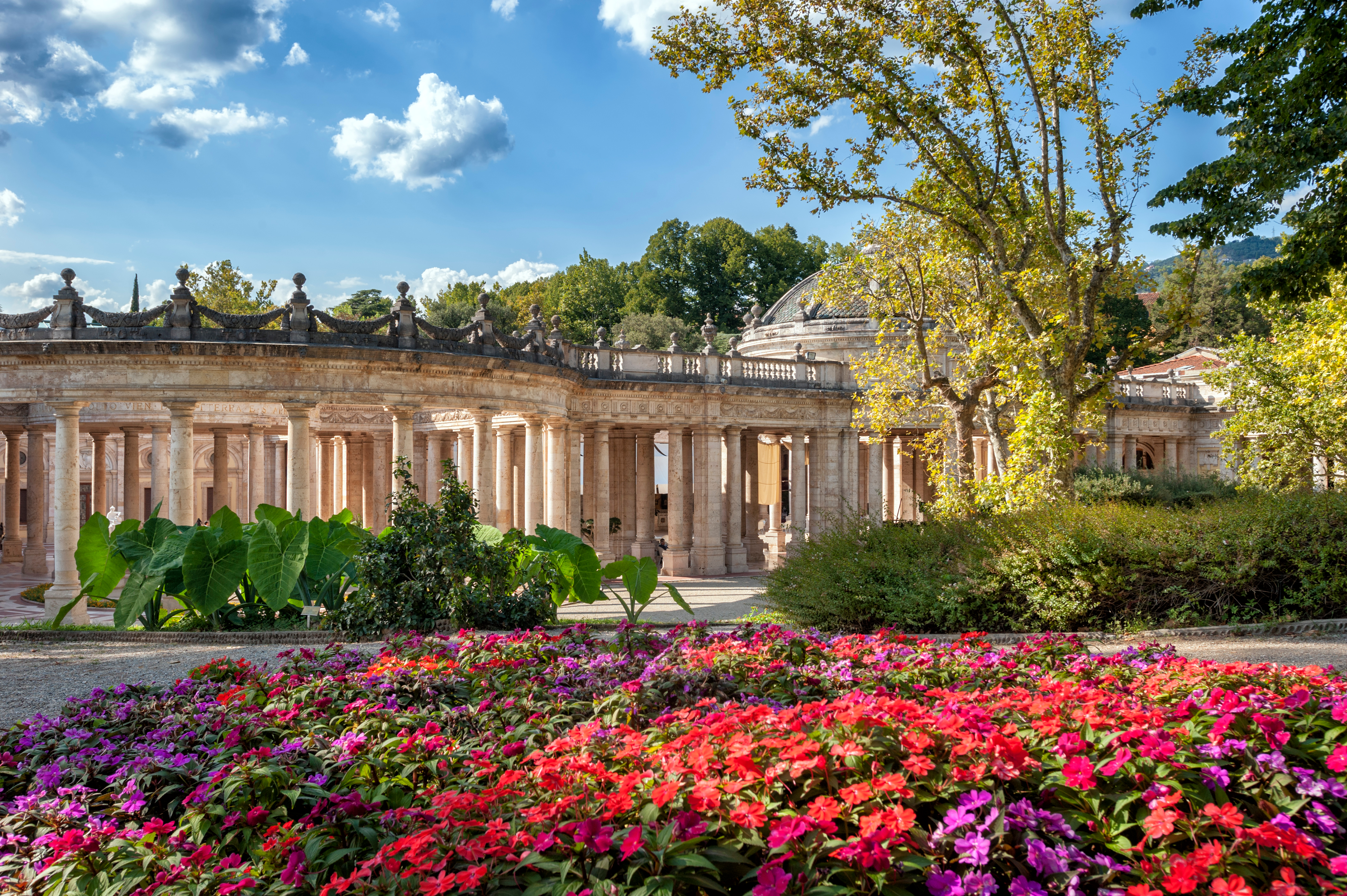 Den historiske Terme Tettuccio bygning med mineralvandskilder i Montecatini, Toscana. Elegant italiensk arkitektur fra 1900-tallets begyndelse med marmorsøjler og fontæner.