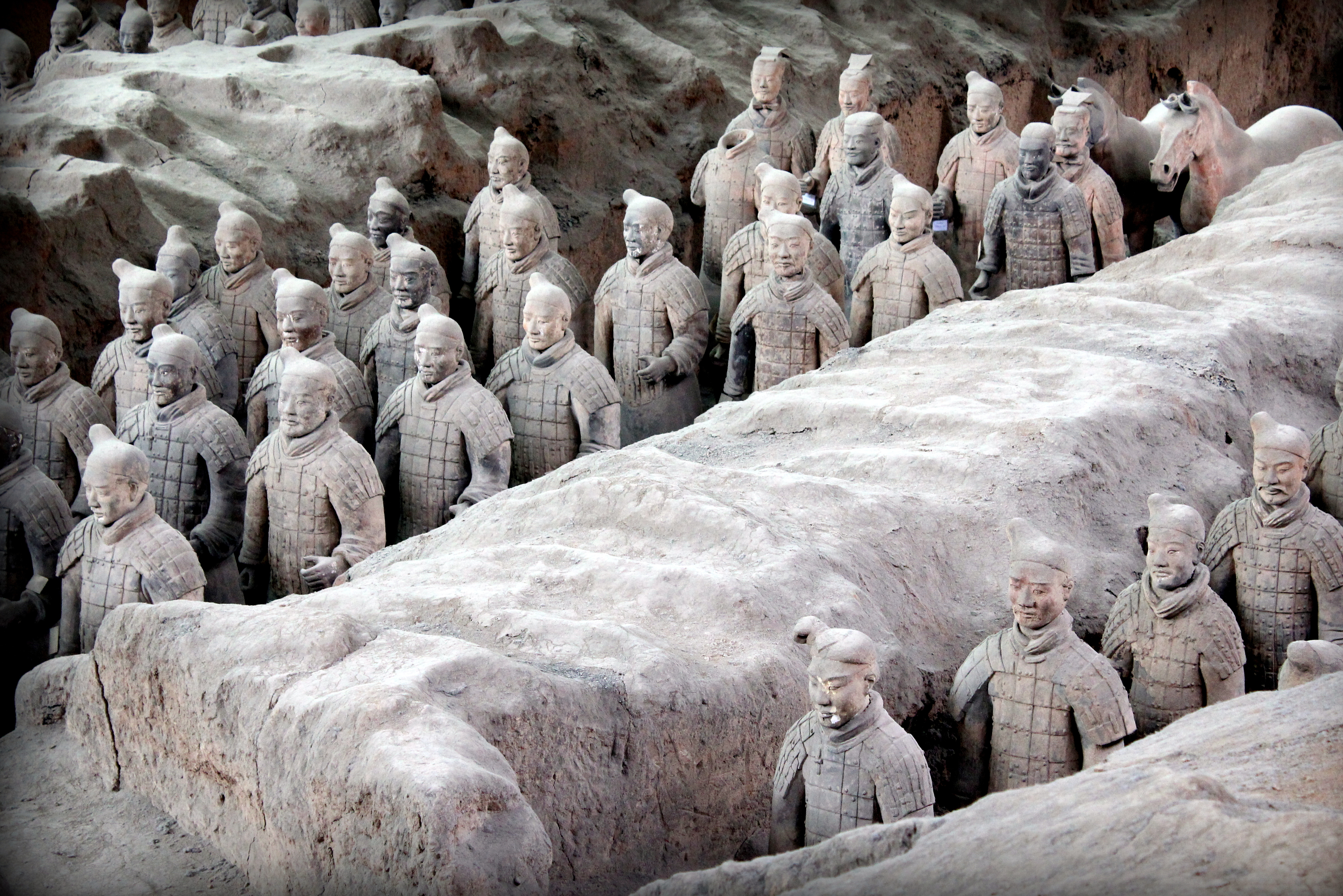 Gamle terrakotta krigere i formation på arkæologisk udgravning i Xi'an, Kina