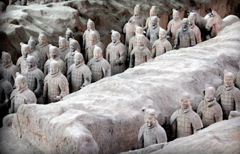 Gamle terrakotta krigere i formation på arkæologisk udgravning i Xi'an, Kina