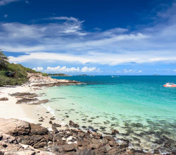 Krystalklart turkis vand og hvid sandstrand i tropiske Thailand