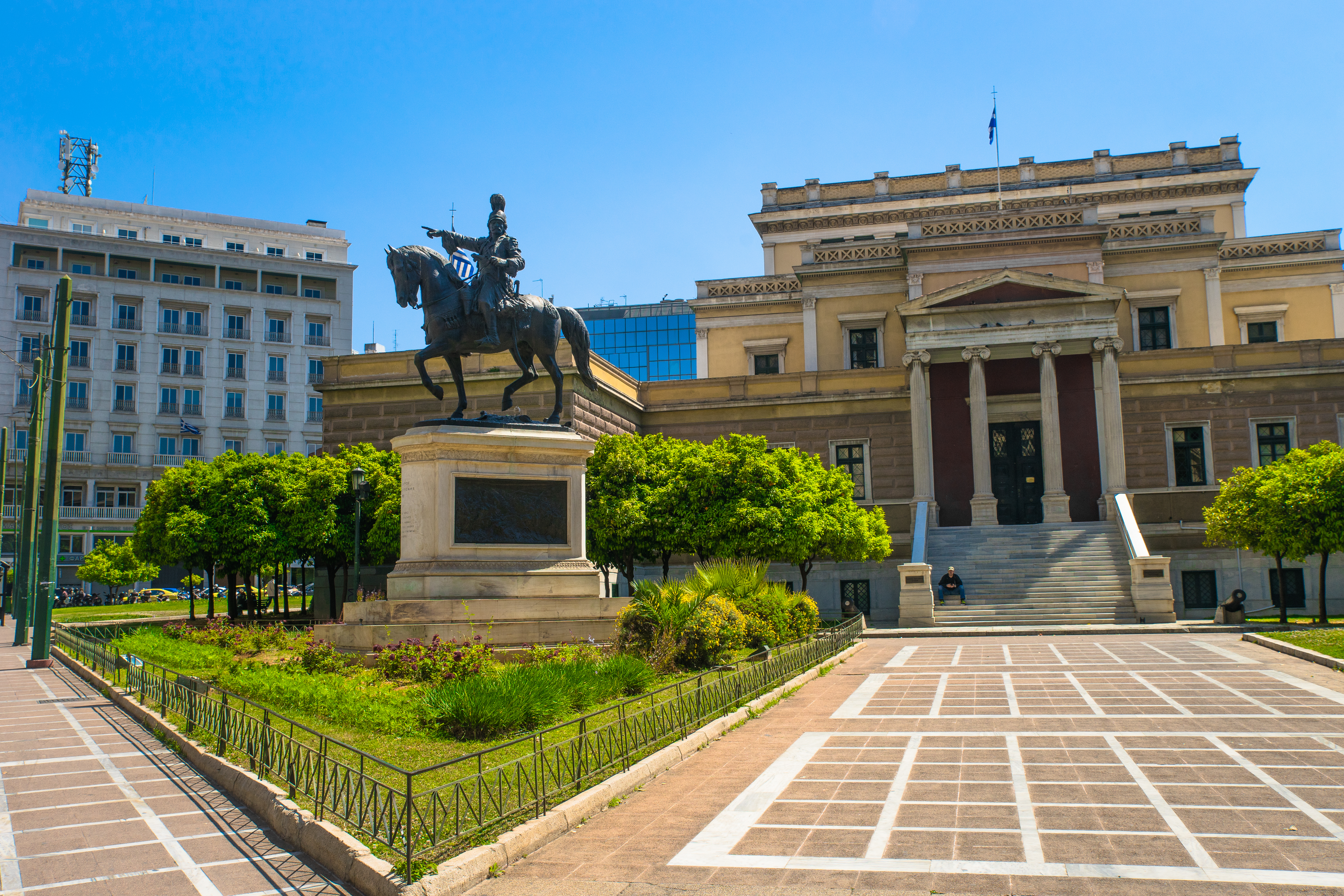 Bronzestatue af Theodoros Kolokotronis foran det Nationale Historiske Museum i Athen, del af rundrejse på Peloponnes