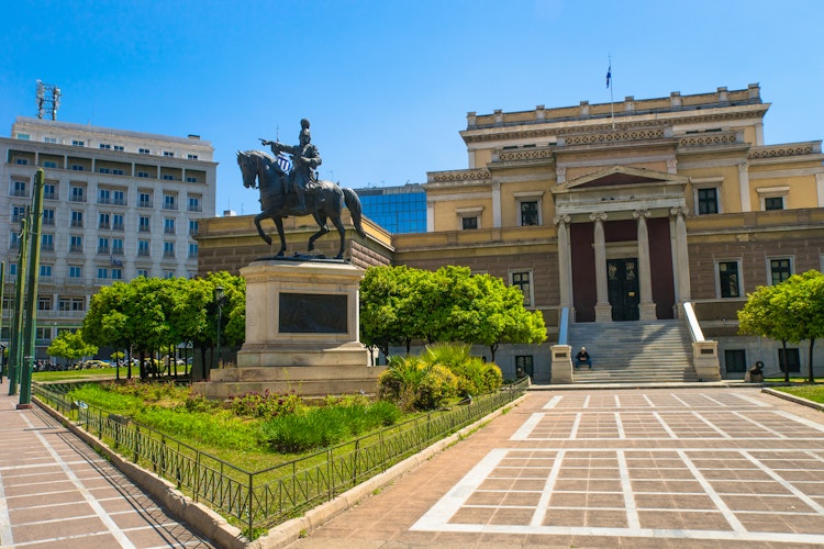 Bronzestatue af Theodoros Kolokotronis foran det Nationale Historiske Museum i Athen, del af rundrejse på Peloponnes