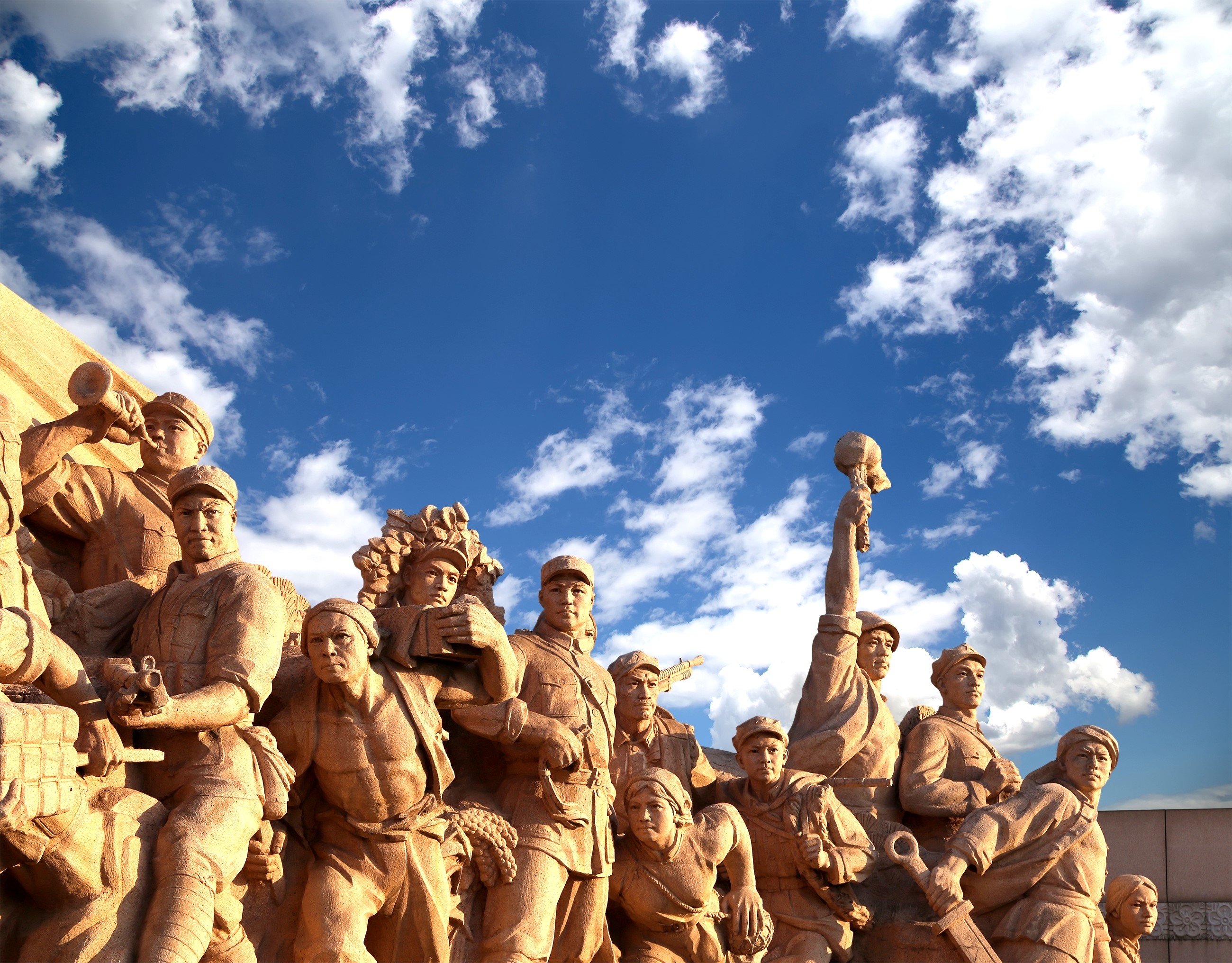 Revolutionære helte monument skulptur på Tiananmen Plads i Beijing Kina mod blå himmel