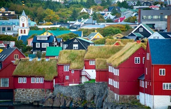 De historiske røde huse med græstage i Tinganes, Torshavns gamle bydel og parlamentsområde på Færøerne