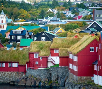 De historiske røde huse med græstage i Tinganes, Torshavns gamle bydel og parlamentsområde på Færøerne