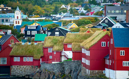 De historiske røde huse med græstage i Tinganes, Torshavns gamle bydel og parlamentsområde på Færøerne