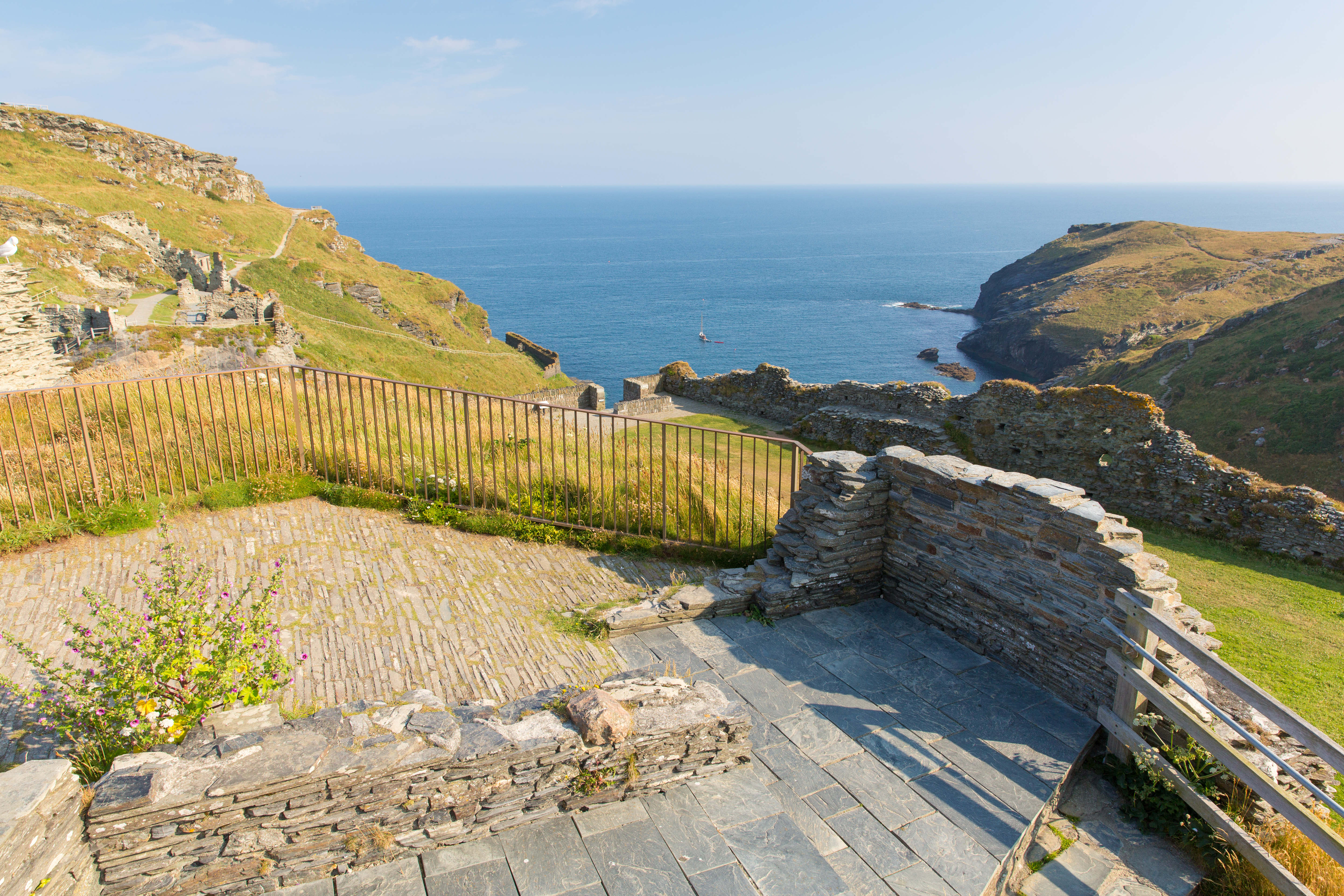 Tintagel Castle i Cornwall, kendt som Kong Arthurs fødested, med betagende udsigt over kystlinjen og det blå hav