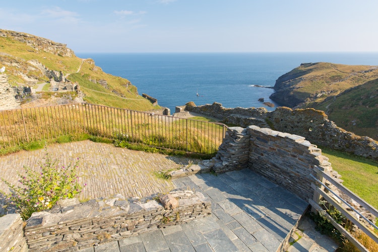 Tintagel Castle i Cornwall, kendt som Kong Arthurs fødested, med betagende udsigt over kystlinjen og det blå hav