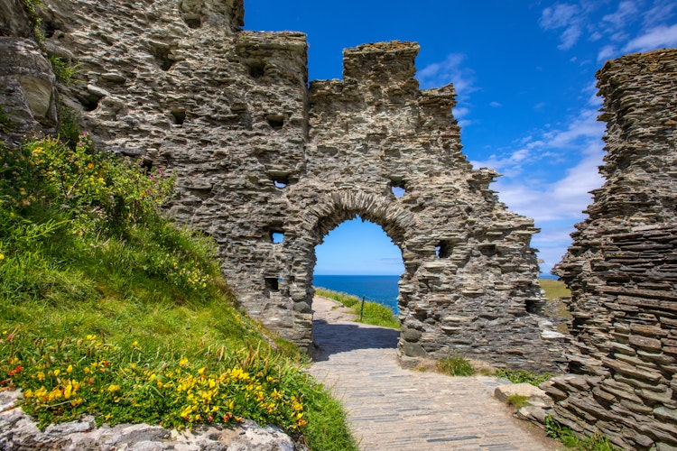 Historisk indgangsportal til Tintagel Castle i Cornwall, England, hvor Kong Arthur ifølge legenden blev født, med dramatisk kystlandskab