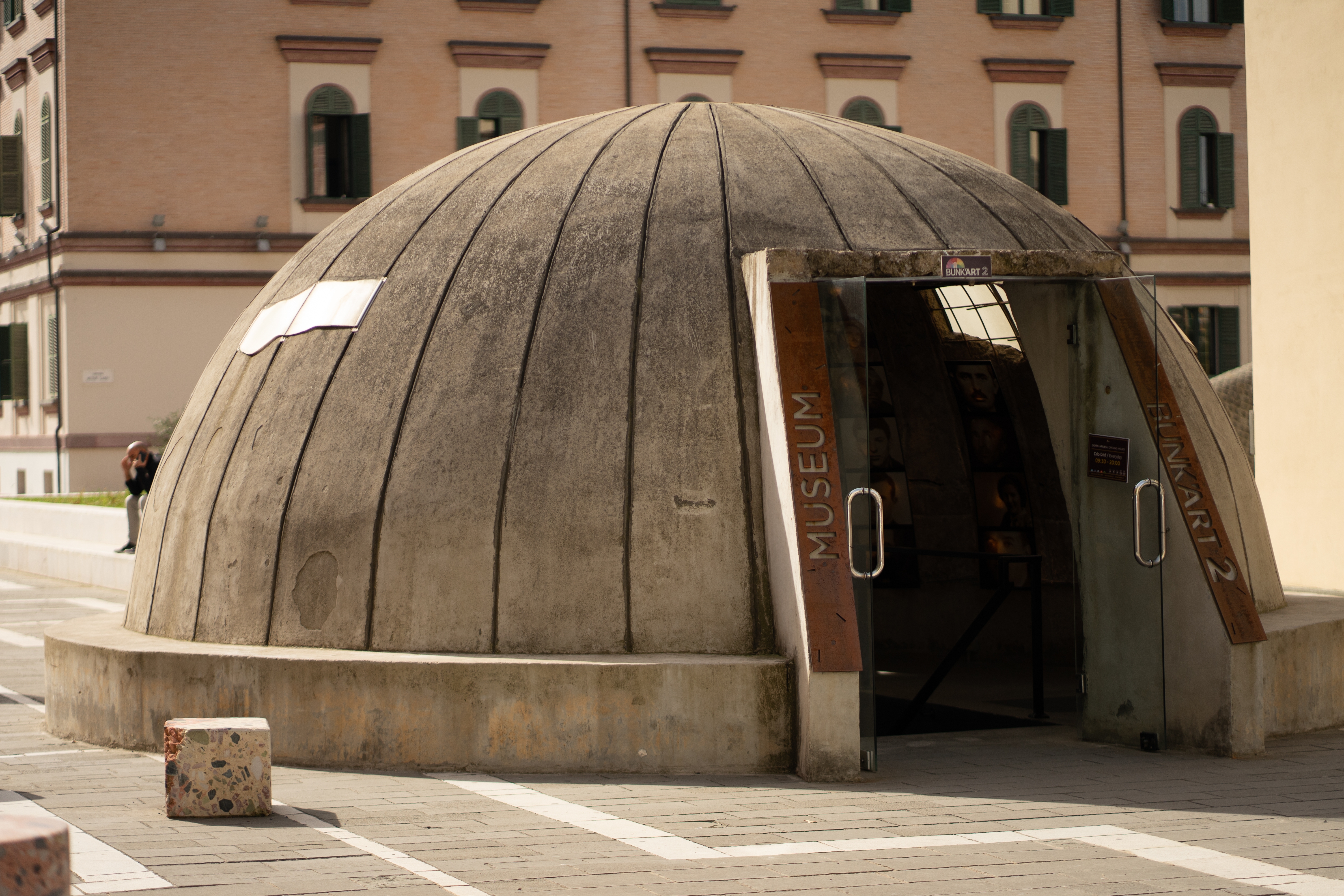 Moderne kuppelformet museumsindgang på historisk byplads i Tirana, Albanien