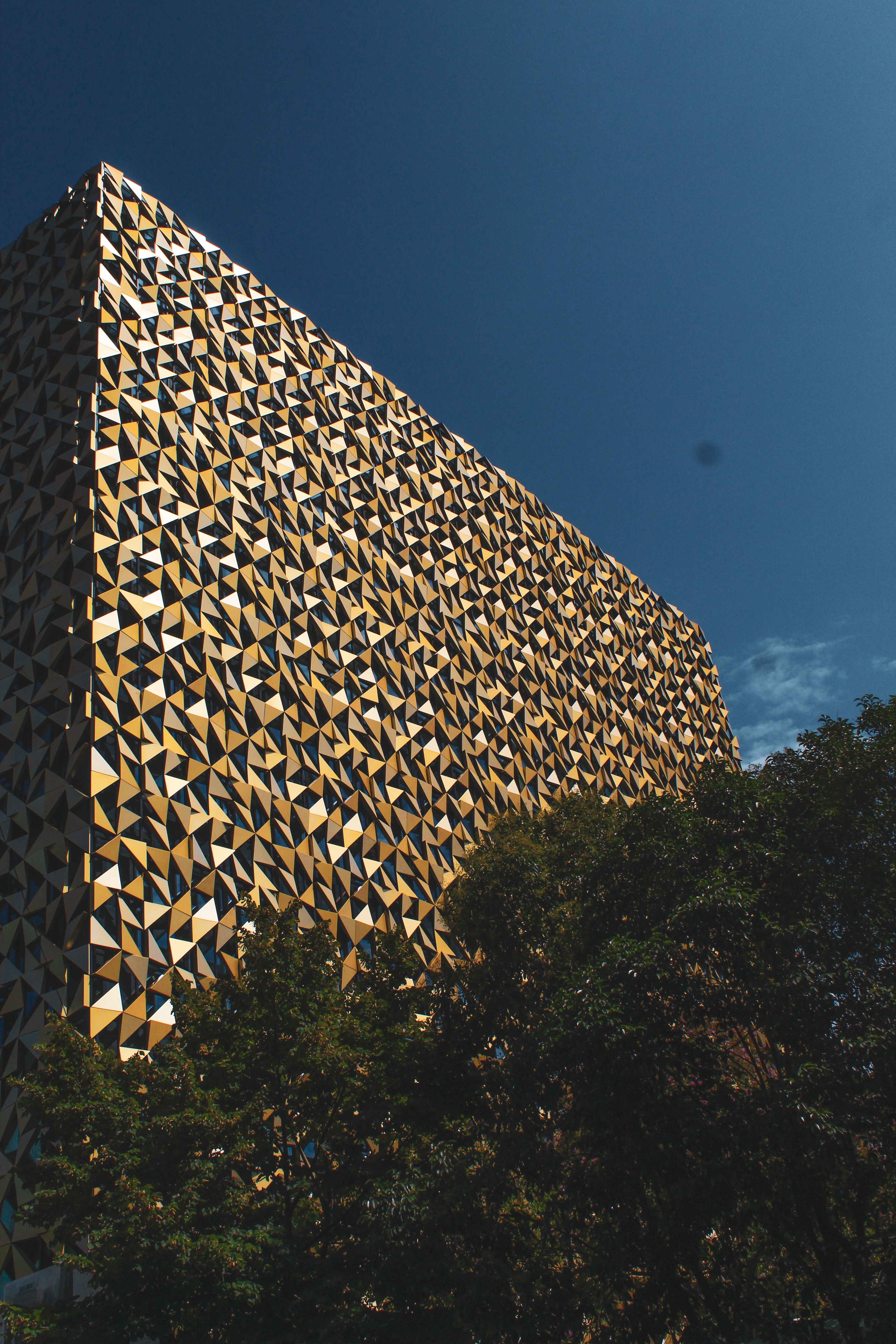 Moderne guldfarvet terningbyggning med geometrisk facade i Tirana Albanien