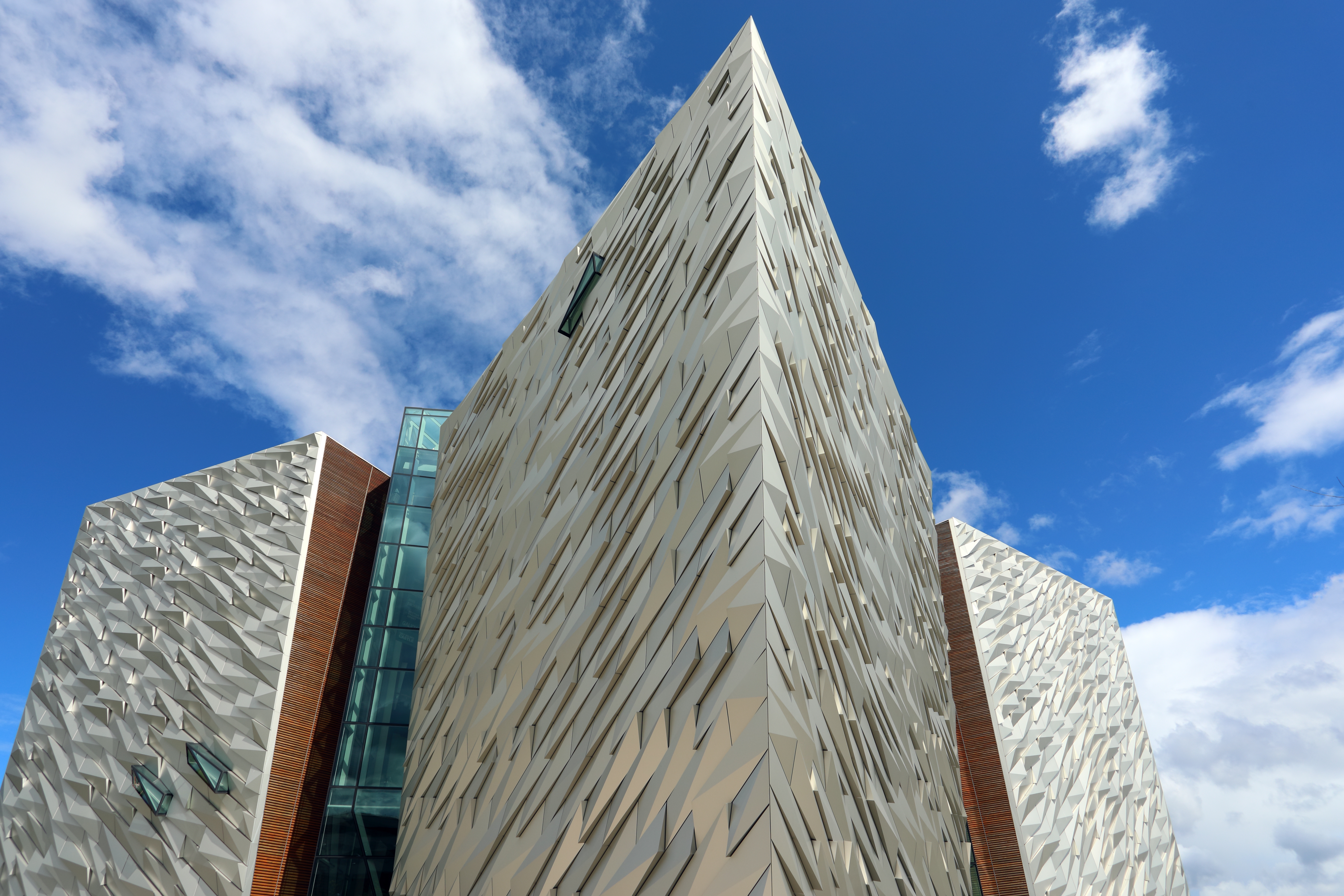 Det ikoniske Titanic Belfast Museum i Nordirland - moderne arkitektur på det historiske værftsområde hvor RMS Titanic blev bygget