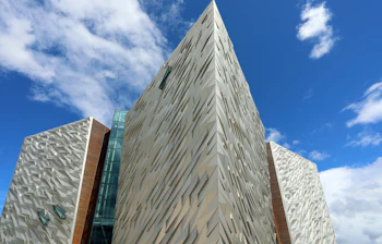 Det ikoniske Titanic Belfast Museum i Nordirland - moderne arkitektur på det historiske værftsområde hvor RMS Titanic blev bygget