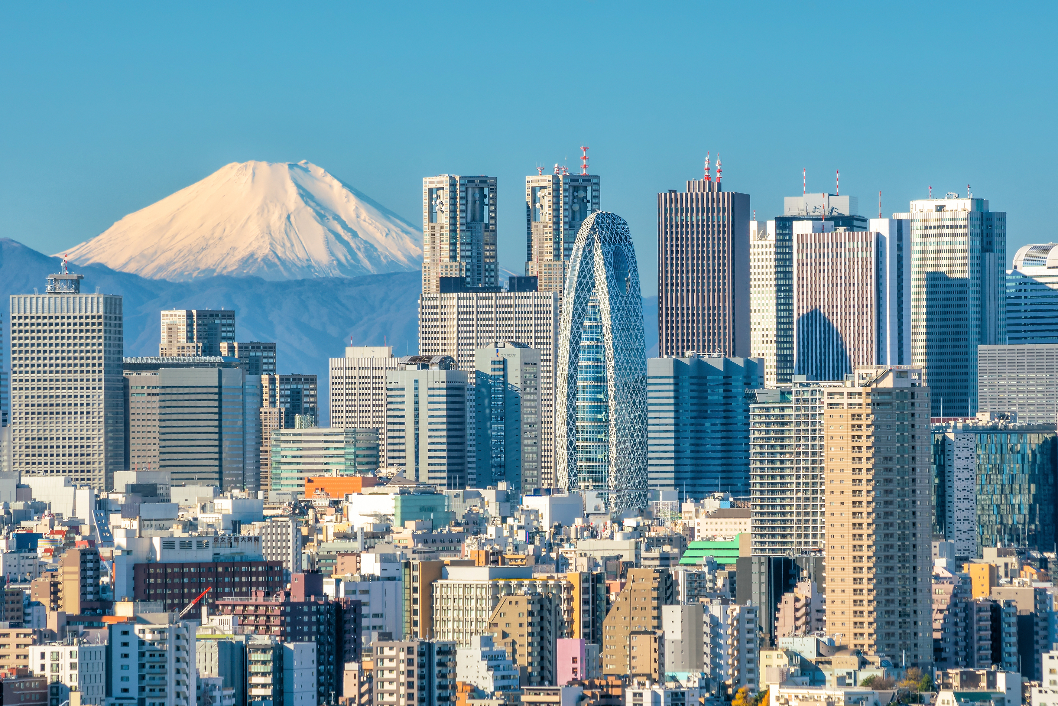 Tokyo skyline med moderne skyskrabere og det snedækkede Mount Fuji i baggrunden, ikonisk japansk udsigt