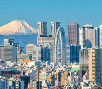 Tokyo skyline med moderne skyskrabere og det snedækkede Mount Fuji i baggrunden, ikonisk japansk udsigt