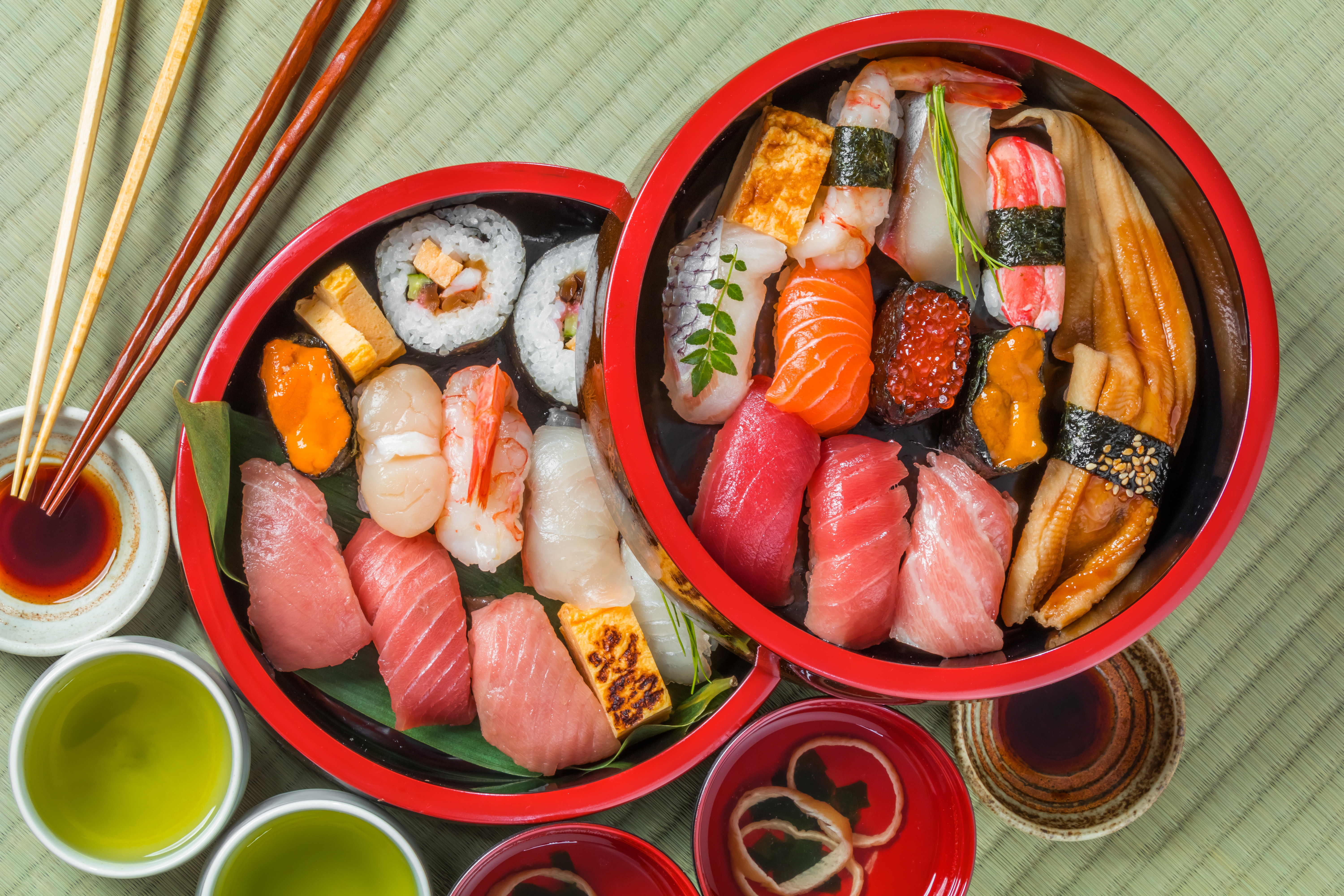 Traditionel Tokyo-stil sushi med frisk nigiri serveret på hvide tallerkener i en autentisk japansk restaurant