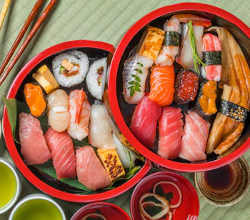Traditionel Tokyo-stil sushi med frisk nigiri serveret på hvide tallerkener i en autentisk japansk restaurant