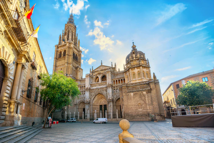 Toledo Katedral med gotisk tårn og stenfacade i historiske spanske bycenter
