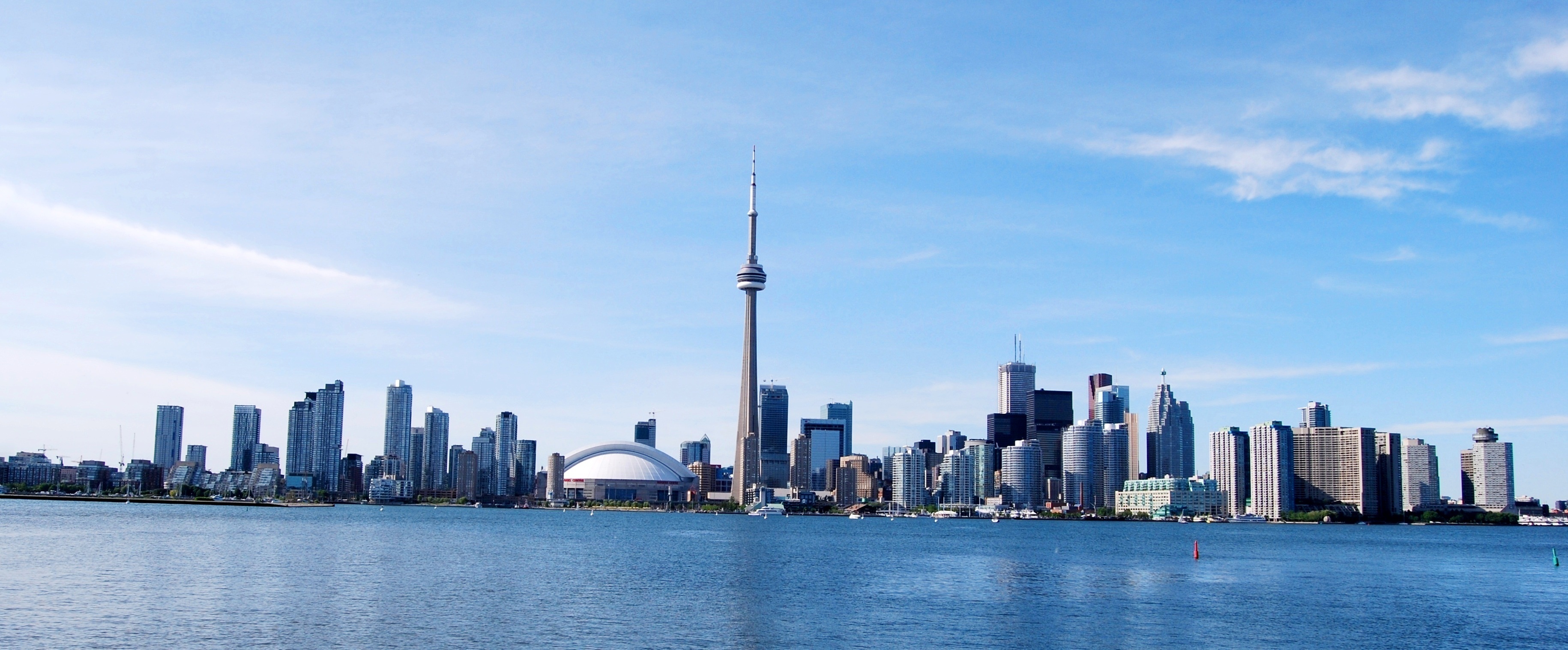 Toronto skyline med CN Tower og skyskrabere ved Lake Ontario vandfront