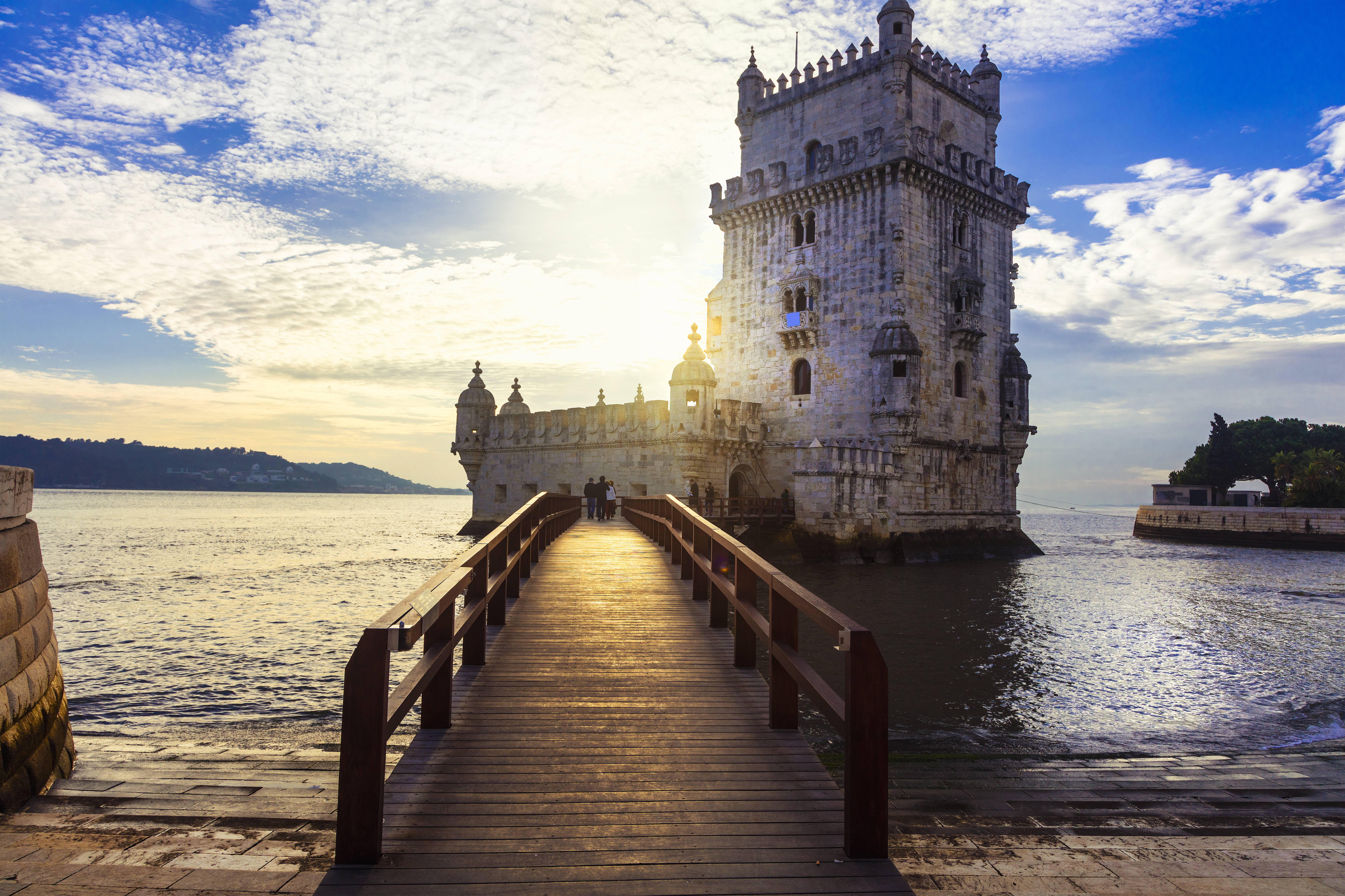 Torre de Belem - det berømte historiske vartegn ved Tagus-floden i Lissabon, Portugal, oplyst i solnedgangen