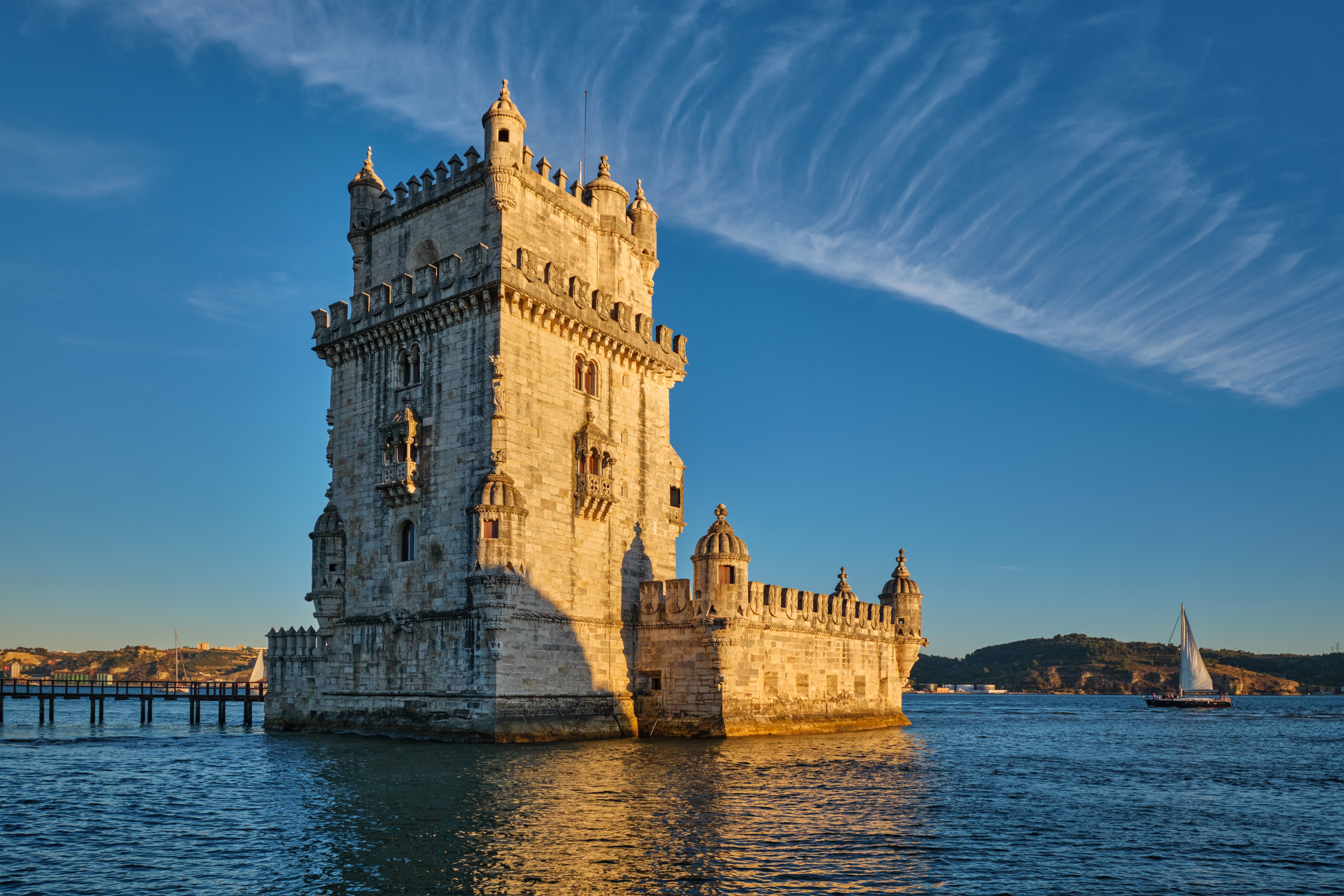 Torre de Belém fæstningstårn ved solnedgang på Tagus-floden i Lissabon - historisk vartegn og UNESCO verdensarv fra Portugals store opdagelsestid