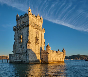 Torre de Belém fæstningstårn ved solnedgang på Tagus-floden i Lissabon - historisk vartegn og UNESCO verdensarv fra Portugals store opdagelsestid