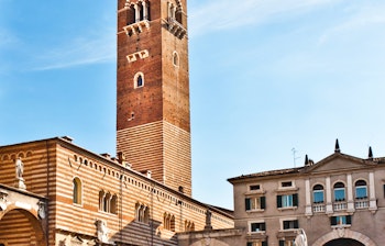 Det historiske tårn Torre dei Lamberti rejser sig over Piazza delle Erbe i Verona, Italien, med sin imponerende middelalderarkitektur