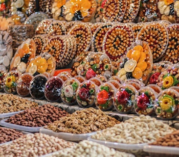 Farverig udstilling af tørrede frugter og nødder på det traditionelle GUM marked i Yerevan, Armenien - en kulinarisk oplevelse på rejsen